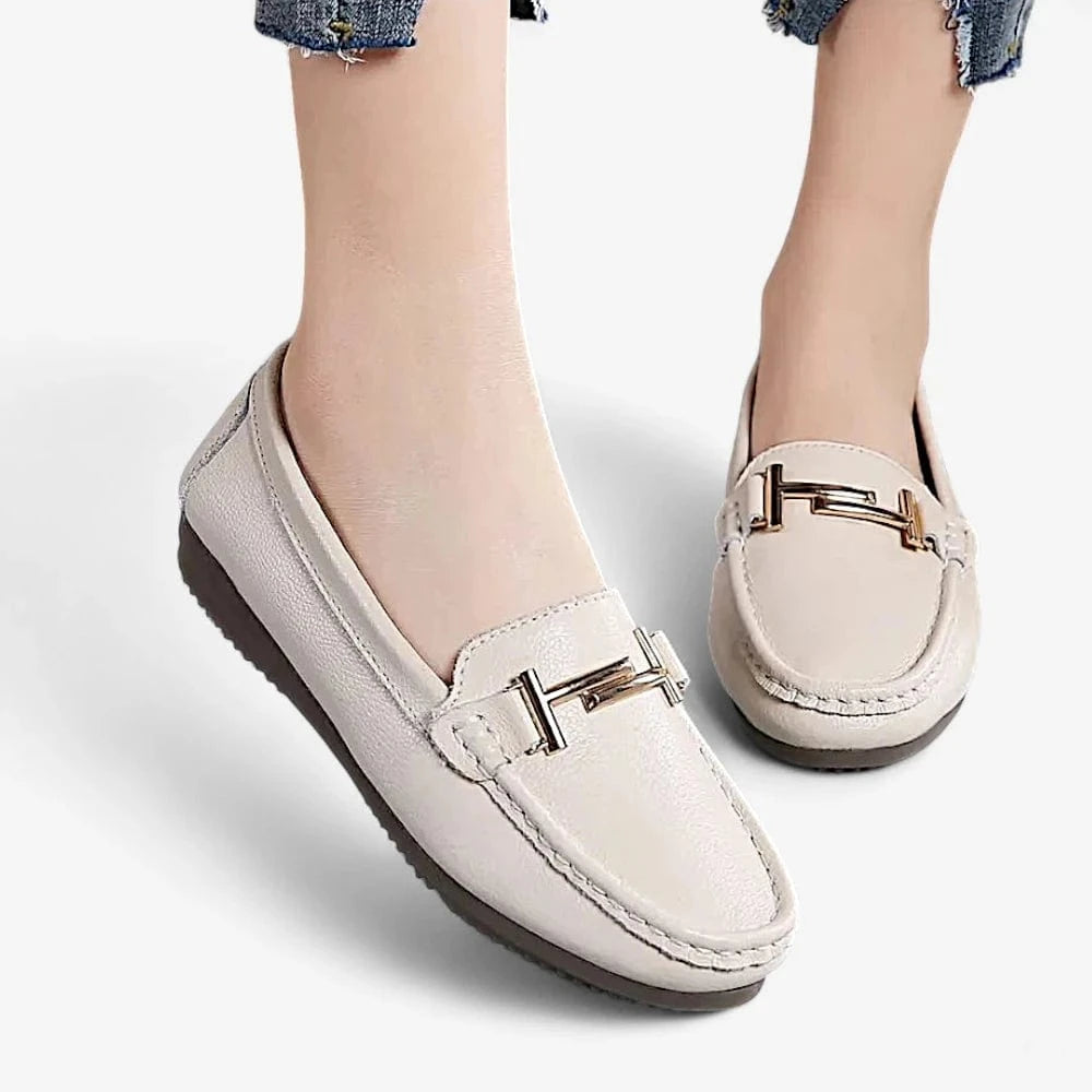 AtelierMocassin Mocassin Femme en Cuir Beige à Barrette Métallique
