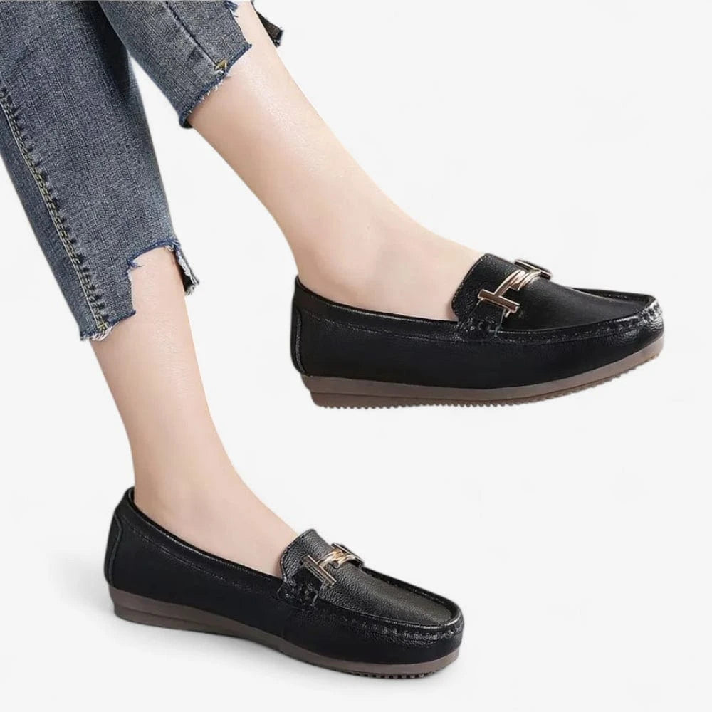 AtelierMocassin Mocassin Femme en Cuir Noir à Barrette Métallique