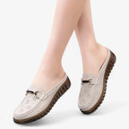 AtelierMocassin Mocassins Femme en Cuir Beige Ajourées avec Ornement Métal