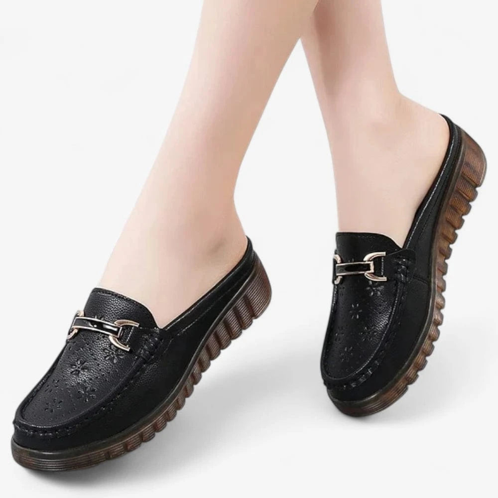 AtelierMocassin Mocassins Femme en Cuir Noir Ajourées avec Ornement Métal